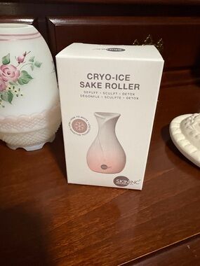 Cryo-Ice Sake Roller in Pink/White – Cooling Facial Sculpting Tool